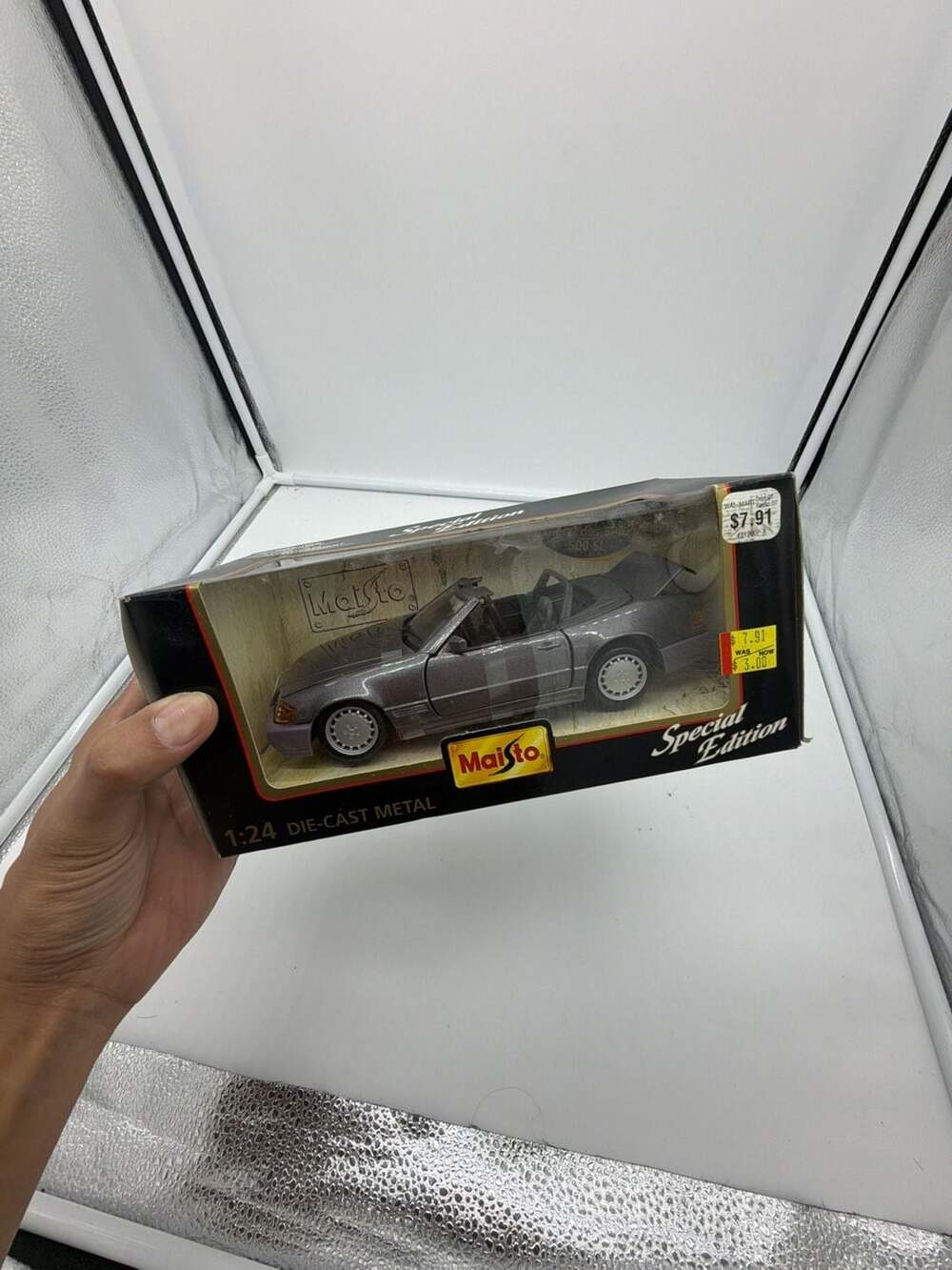 Maisto 1:24 Special Edition Mercedes-Benz 500 SL Die-Cast Metal Model Car